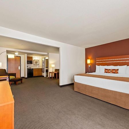 Wingate By Wyndham Calgary South Hotel Exterior foto