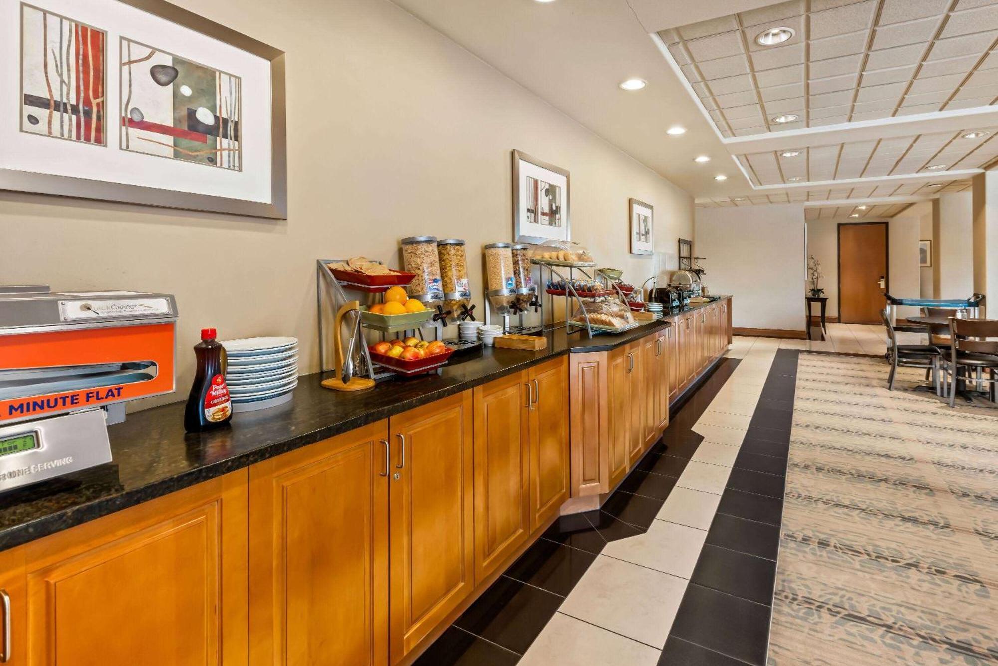Wingate By Wyndham Calgary South Hotel Exterior foto