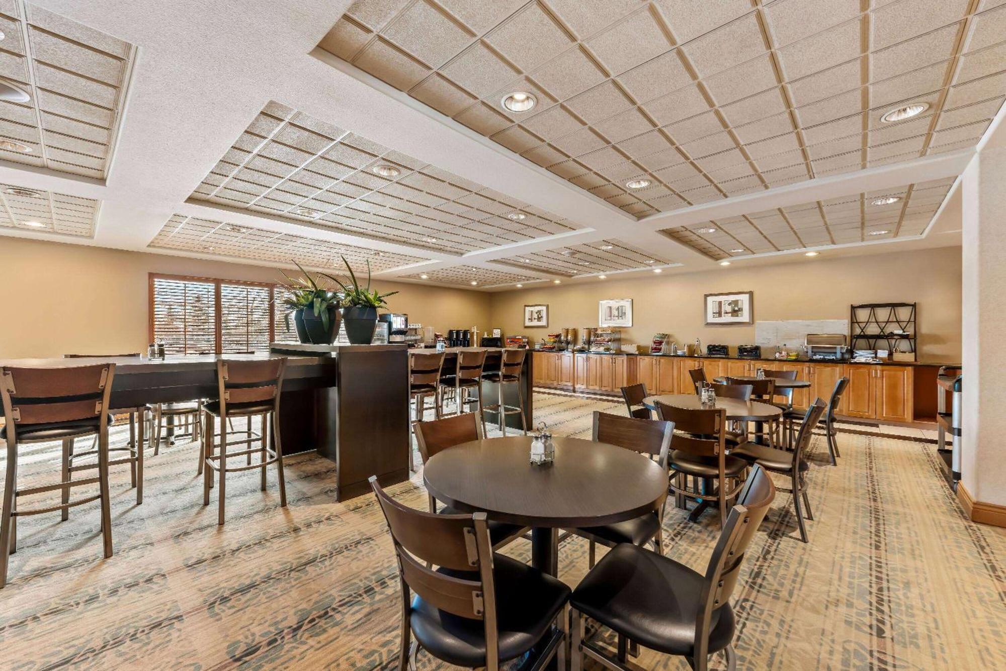 Wingate By Wyndham Calgary South Hotel Exterior foto