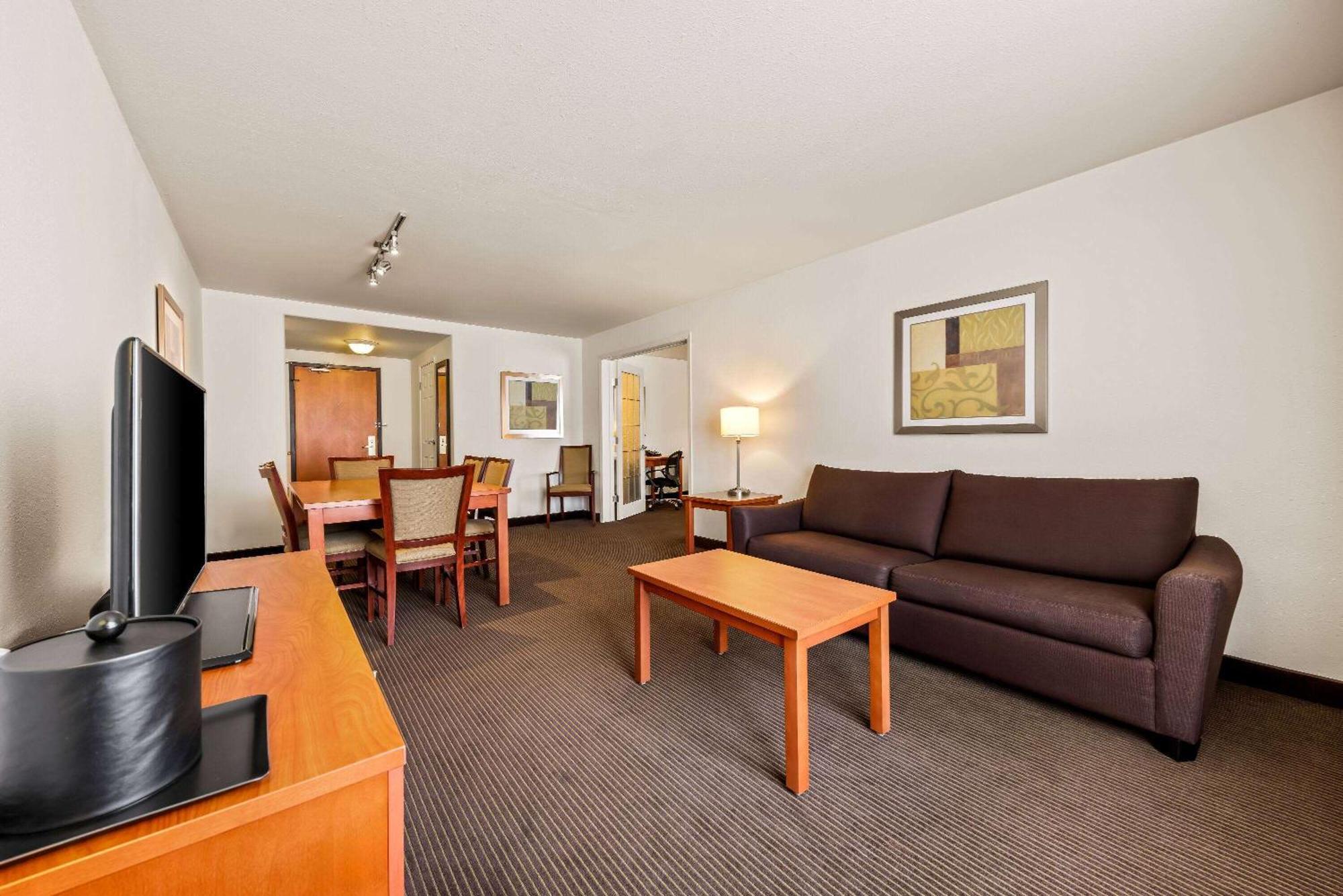 Wingate By Wyndham Calgary South Hotel Exterior foto