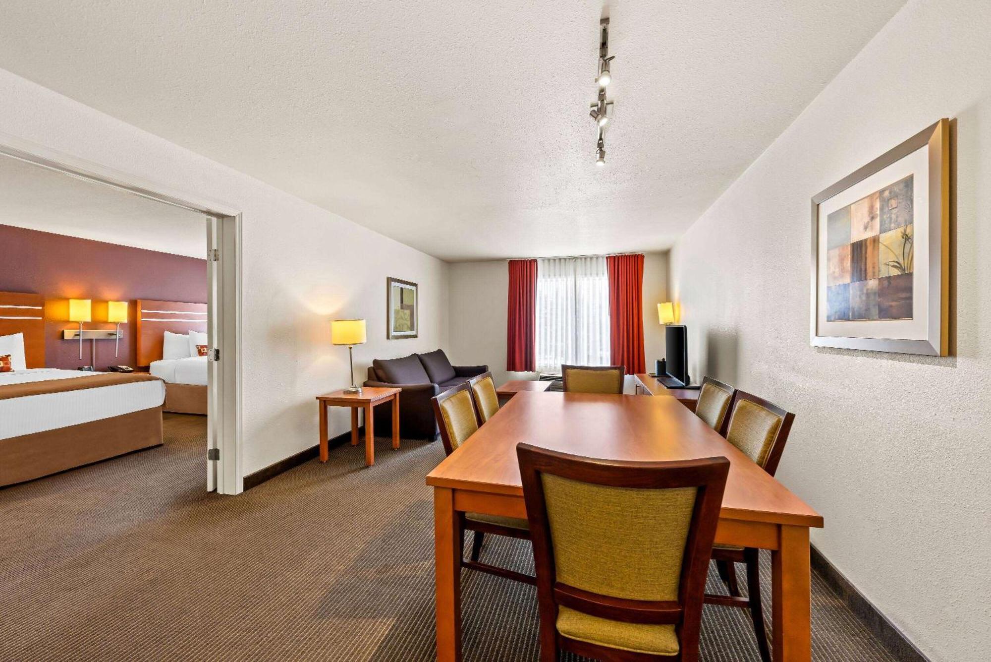 Wingate By Wyndham Calgary South Hotel Exterior foto