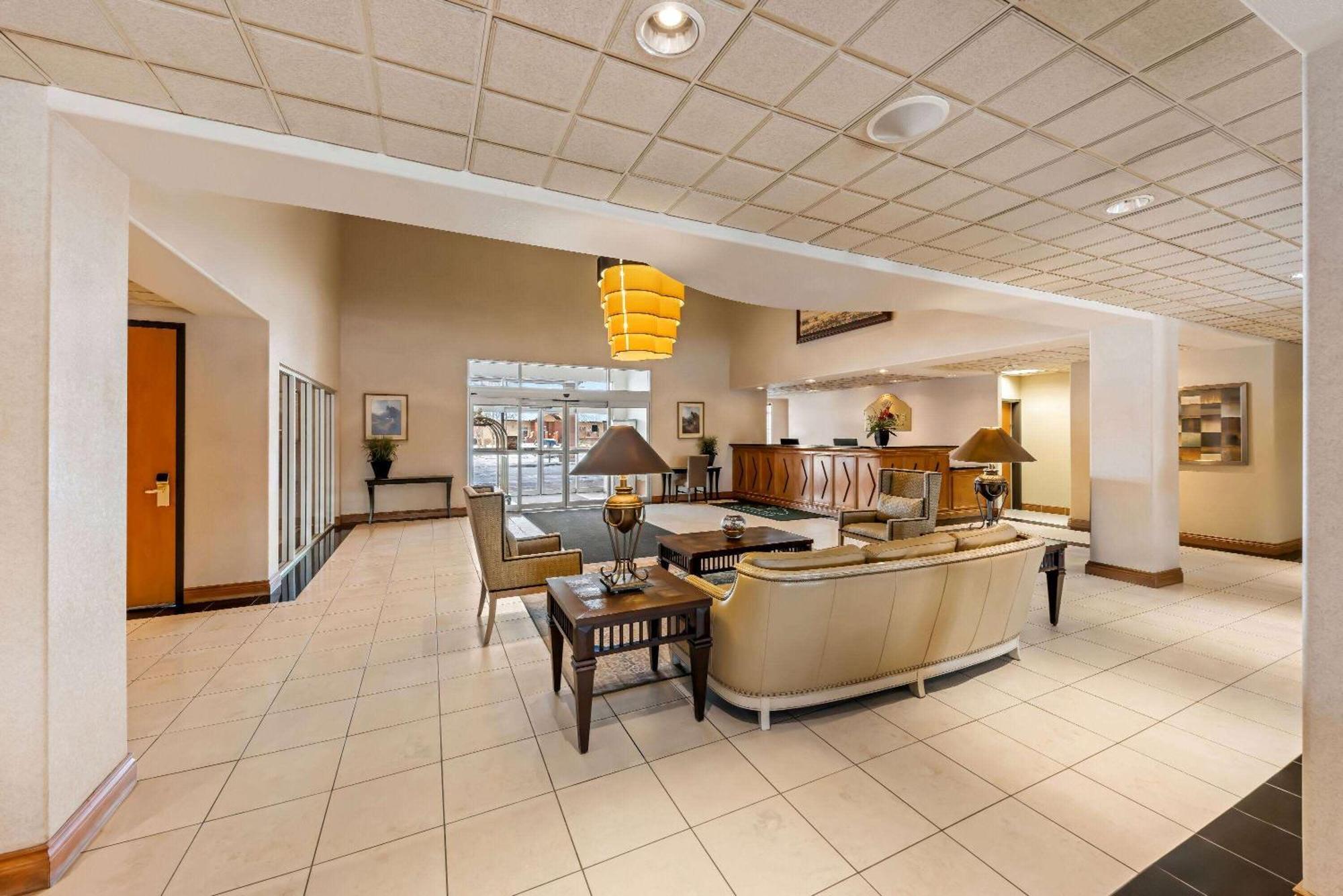 Wingate By Wyndham Calgary South Hotel Exterior foto